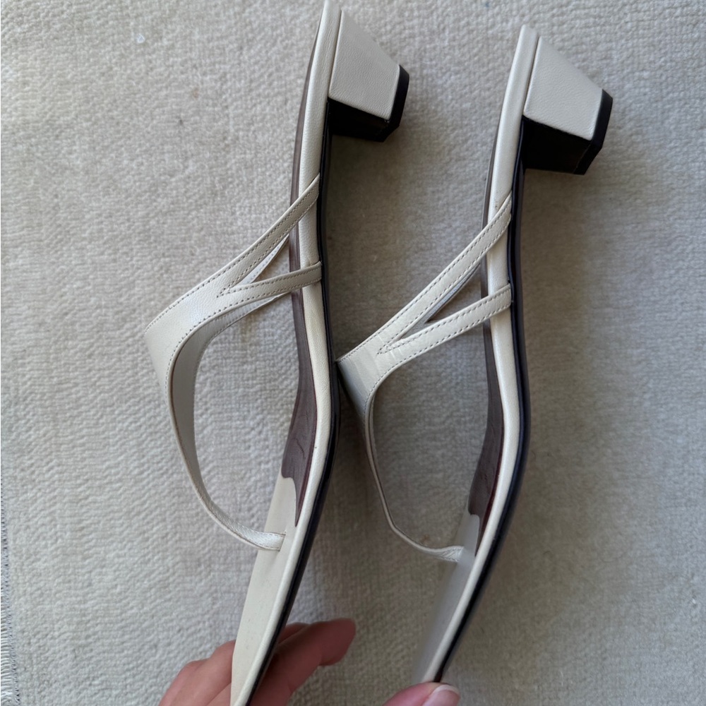 The Row Graphic Thong Sandals - Picture 4 of 7